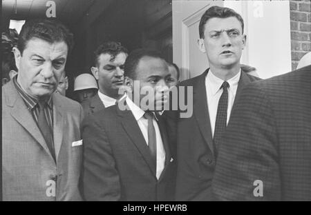 James Meredith (centre) marche sur le campus de l'Université du Mississippi, accompagnée d'U S marshals, Oxford, MS, 10/01/1962. Photo par Marion S Trikosko Banque D'Images