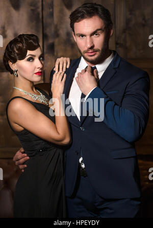 Coupé les jeunes qui pose pour photographe. Homme d'affaires riche hugging vamp dame. Belle femme avec les lèvres rouges à rêver de se marier affaires millionnaire. Banque D'Images