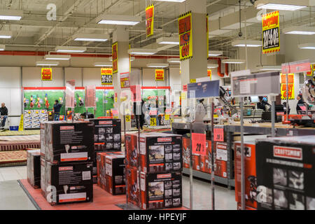 Les clients à rechercher les bonnes affaires au plus tôt à la fermeture du magasin Sears à Rego Park dans le borough de New York des reines le Samedi, Février 18, 2017. Sears Holdings a jugé non rentable le magasin et la fermeture en avril. Le magasin est l'un des 42 magasins, ils se ferment au printemps. Sears est aussi la fermeture de 108 magasins Kmart. (© Richard B. Levine) Banque D'Images