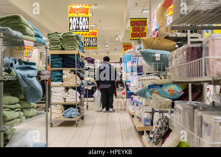 Les clients à rechercher les bonnes affaires au plus tôt à la fermeture du magasin Sears à Rego Park dans le borough de New York des reines le Samedi, Février 18, 2017. Sears Holdings a jugé non rentable le magasin et la fermeture en avril. Le magasin est l'un des 42 magasins, ils se ferment au printemps. Sears est aussi la fermeture de 108 magasins Kmart. (© Richard B. Levine) Banque D'Images