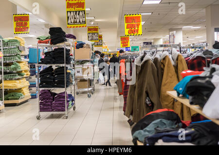 Les clients à rechercher les bonnes affaires au plus tôt à la fermeture du magasin Sears à Rego Park dans le borough de New York des reines le Samedi, Février 18, 2017. Sears Holdings a jugé non rentable le magasin et la fermeture en avril. Le magasin est l'un des 42 magasins, ils se ferment au printemps. Sears est aussi la fermeture de 108 magasins Kmart. (© Richard B. Levine) Banque D'Images