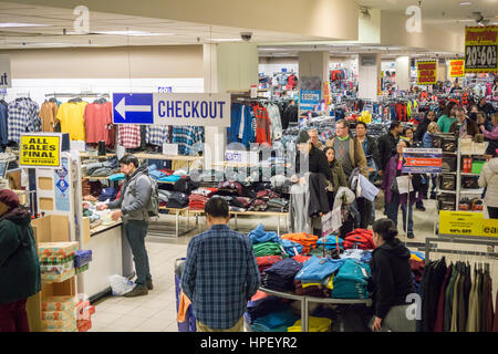 Ligne de contrôle à la clôture qui sera bientôt en magasin Sears Rego Park dans le borough de New York des reines le Samedi, Février 18, 2017. Sears Holdings a jugé non rentable le magasin et la fermeture en avril. Le magasin est l'un des 42 magasins, ils se ferment au printemps. Sears est aussi la fermeture de 108 magasins Kmart. (© Richard B. Levine) Banque D'Images