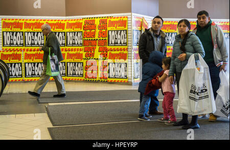 Les clients à rechercher les bonnes affaires au plus tôt à la fermeture du magasin Sears à Rego Park dans le borough de New York des reines le Samedi, Février 18, 2017. Sears Holdings a jugé non rentable le magasin et la fermeture en avril. Le magasin est l'un des 42 magasins, ils se ferment au printemps. Sears est aussi la fermeture de 108 magasins Kmart. (© Richard B. Levine) Banque D'Images