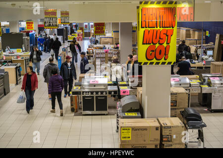 Appareil de cuisine ministère au plus tôt à la fermeture du magasin Sears à Rego Park dans le borough de New York des reines le Samedi, Février 18, 2017. Sears Holdings a jugé non rentable le magasin et la fermeture en avril. Le magasin est l'un des 42 magasins, ils se ferment au printemps. Sears est aussi la fermeture de 108 magasins Kmart. (© Richard B. Levine) Banque D'Images