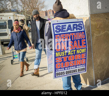 Panneau annonce au travailleur d'être bientôt en magasin Sears clôture Rego Park dans le borough de New York des reines le Samedi, Février 18, 2017. Sears Holdings a jugé non rentable le magasin et la fermeture en avril. Le magasin est l'un des 42 magasins, ils se ferment au printemps. Sears est aussi la fermeture de 108 magasins Kmart. (© Richard B. Levine) Banque D'Images