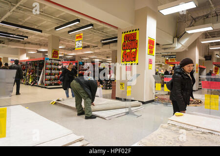 Les clients à rechercher les bonnes affaires au plus tôt à la fermeture du magasin Sears à Rego Park dans le borough de New York des reines le Samedi, Février 18, 2017. Sears Holdings a jugé non rentable le magasin et la fermeture en avril. Le magasin est l'un des 42 magasins, ils se ferment au printemps. Sears est aussi la fermeture de 108 magasins Kmart. (© Richard B. Levine) Banque D'Images