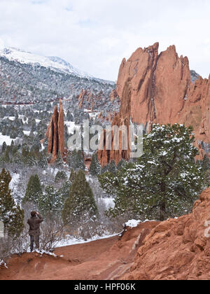 American, American West, Colorado, Colorado Springs,jardin,conglomérats des dieux,paysage,Géologie calcaire,National,repère naturel, Amérique du Nord, une personne,Personnes,parc public,rouge,rock,formations rocheuses de grès,neige,,USA,western,hiver,natur Banque D'Images