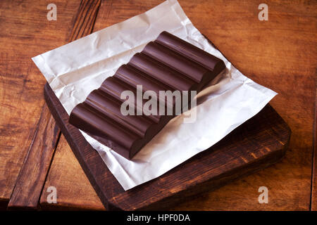 Barre de chocolat sur la table de bois rustique Banque D'Images