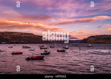 Avis de Rassay Sound du quai le port de Portree, Isle of Skye, Scotland, alors que le soleil descendait dans la soirée, avec les nuages orange et rose Banque D'Images