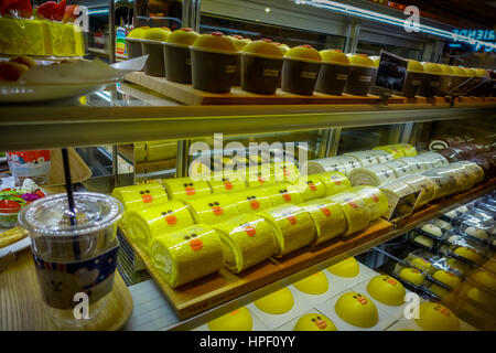 SHENZEN, CHINE - 29 janvier, 2017 : l'intérieur de la pâtisserie avec large écran de gâteaux et biscuits dans des formes animales. Banque D'Images