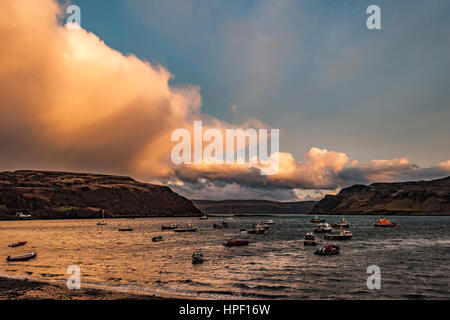 Avis de Rassay Sound du quai le port de Portree, Isle of Skye, Scotland, alors que le soleil descendait dans la soirée. Reflétant le soleil orange. Banque D'Images