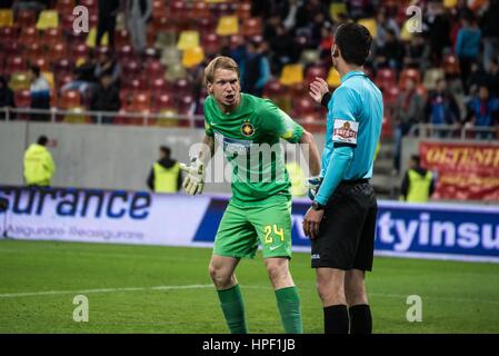 29 avril 2015 : Giedrius Arlauskis # 24 de FCSB se disputer avec l'arbitre pendant la Liga football match entre la Roumanie JE FC Steaua Bucarest ROU et ASA 2013 Targu Mures ROU au niveau national Arena, Bucarest, Roumanie ROU. Foto : Catalin Soare Banque D'Images
