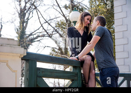 Jeune couple célébration de la Saint-Valentin Banque D'Images