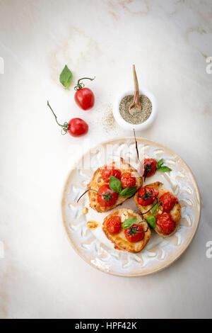 CAPRESE BRUSCHETTA AUX TOMATES RAISINS ET L'AIL Banque D'Images