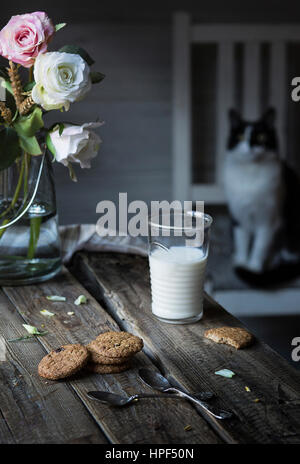 Un verre de lait et des biscuits sur la table en bois Banque D'Images