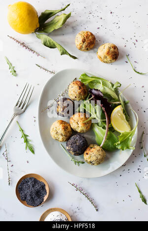 Les boules avec végétarien salade fraîche sur le dessus de table view Banque D'Images