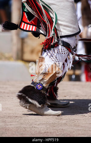 Les jambes de danseur, huit le nord de Pueblos Arts & Crafts Show, Ohkay Owingeh, San Juan Pueblo, New Mexico USA Banque D'Images