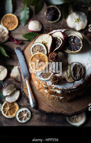 Angel cake aux fruits secs sur la table Banque D'Images