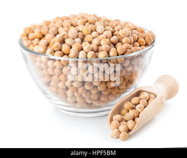 Les pois chiches secs dans un bol en verre avec du scoop isolé sur fond blanc. De pois chiches cuits. Grains de pois chiches Banque D'Images