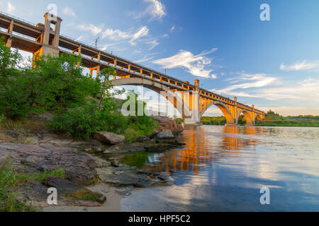 Vue sur le pont en arc en béton de l'île Khortytsia Préobrajenski sur Dniepr, Zaporozhye, Ukraine Banque D'Images