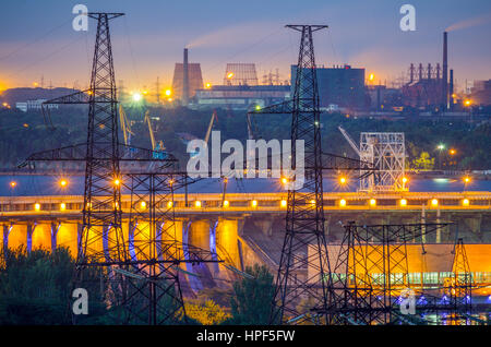 Vision industrielle avec les lignes d'énergie, Dneproges barrage hydroélectrique, port de fret et les usines métallurgiques à Zaporozhye, Ukraine Banque D'Images