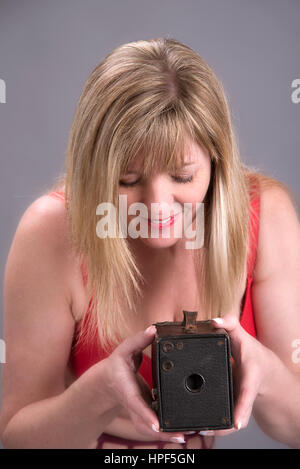 À l'aide d'une femme d'un box vintage Banque D'Images