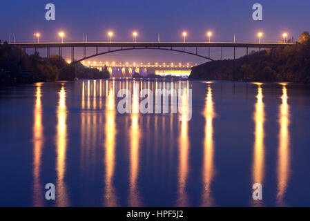 Dniproges barrage sous le pont en arc en acier qui reflète de Dniepr, Zaporozhye, Ukraine Banque D'Images