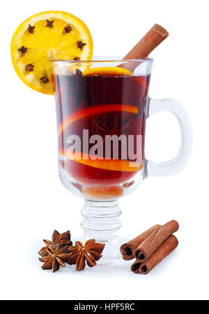 Vin chaud aux épices isolé sur fond blanc. Cocktail sans alcool d'hiver. Vin chaud avec tranche d'orange et d'anis cannelle. Vin chaud Banque D'Images