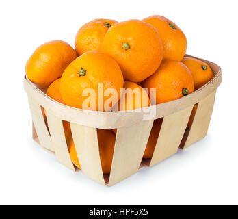 Mandarines dans un panier isolé sur fond blanc. Mandarines dans un panier d'isoler. Agrumes Orange. Panier en osier plein de orange mûre multiples Banque D'Images