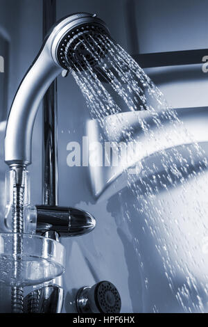 L'eau de la douche dans la salle de bains moderne Banque D'Images