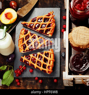 Confiture de petits fruits et de fruits et des morceaux de fruits sur un fond tarte rustique Banque D'Images