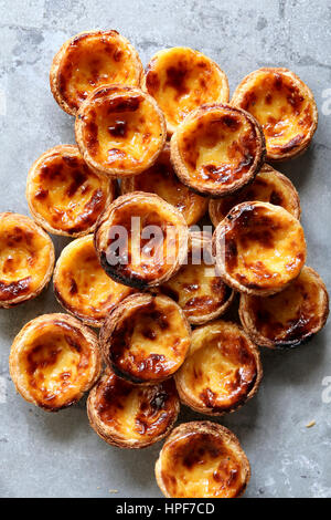 Tartelettes oeufs traditionnels portugais-pastel de nata.vue d'en haut Banque D'Images