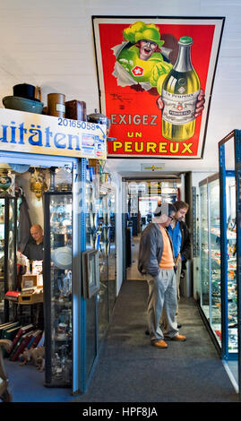 Antik und Flohhmarkt. Dans Georgenstrabe metropoltheather, près de l'U.de Berlin. Allemagne Banque D'Images