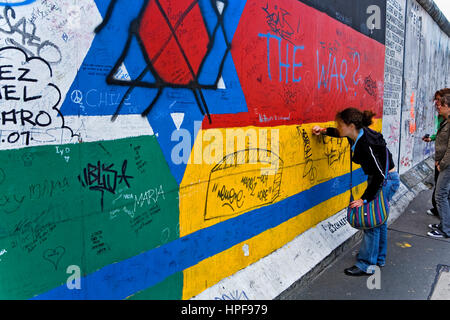 East Side Gallery.écrit mensages dans le mur sur un dessin d'étoiles juifs et le drapeau allemand.Berlin. Allemagne Banque D'Images