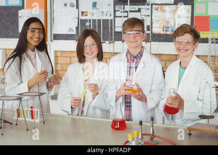 Portrait de l'école de faire une expérience chimique en laboratoire à l'école Banque D'Images