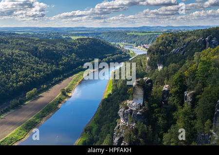 Vue panoramique de la Bastei sur la vallée de l'Elbe, des montagnes de grès de l'Elbe, Rathen, le Parc National de la Suisse Saxonne, Nationalpark Sachsische Schwei Banque D'Images