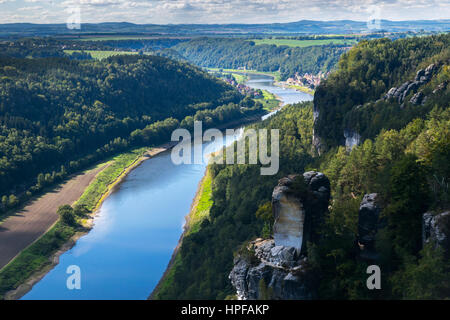 Vue panoramique de la Bastei sur la vallée de l'Elbe, des montagnes de grès de l'Elbe, Rathen, le Parc National de la Suisse Saxonne, Nationalpark Sachsische Schwei Banque D'Images