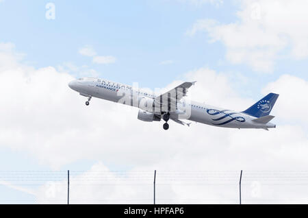 Avion Airbus A321 d'Air France, compagnie aérienne, est décoller de Madrid - Barajas, Adolfo Suarez l'aéroport. Membre de l'alliance Skyteam. Jour de nuages Banque D'Images