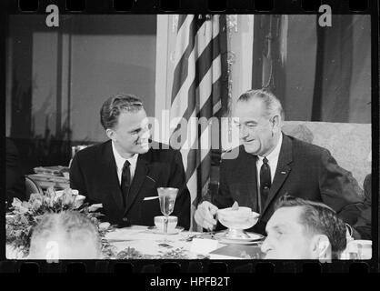 Rev Billy Graham et le Président Lyndon B Johnson à l'assemblée annuelle Déjeuner-prière présidentielle, Washington, DC, 02/05/1964. Photo par Marion S Trikosko Banque D'Images