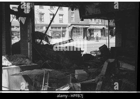 Ruines d'un magasin qui a été détruit lors des émeutes à la suite de l'assassinat du Dr Martin Luther King, Jr, Washington, DC, 04/16/1968. Photo par Warren K Leffler Banque D'Images