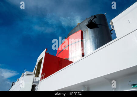 Traverser l'océan Atlantique Nord gris ardoise sur le paquebot Queen Mary 2 Banque D'Images