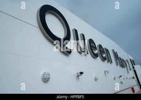 Traverser l'océan Atlantique Nord gris ardoise sur le paquebot Queen Mary 2 Banque D'Images