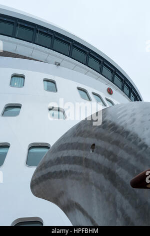 Traverser l'océan Atlantique Nord gris ardoise sur le paquebot Queen Mary 2 Banque D'Images