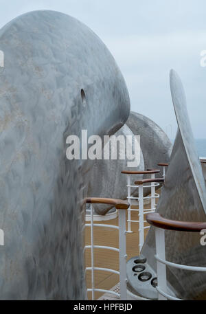 Traverser l'océan Atlantique Nord gris ardoise sur le paquebot Queen Mary 2 Banque D'Images