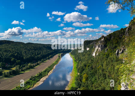 Vue panoramique de la Bastei sur la vallée de l'Elbe, des montagnes de grès de l'Elbe, Rathen, le Parc National de la Suisse Saxonne, Nationalpark Sachsische Schwei Banque D'Images