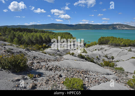 Embalse de Yesa est un beau réservoir artificiel à la frontière de la Navarre et l'Aragon. Il y a de l'eau bleu opaque et formations géologiques inhabituelles Banque D'Images