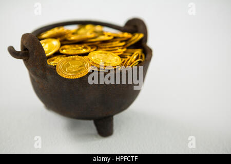 St Patrick Day pot rempli de pièces d'or au chocolat sur fond blanc Banque D'Images