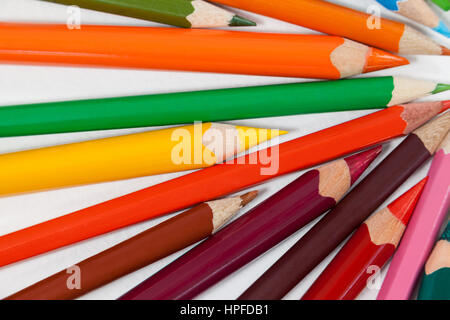 Close-up de crayons de couleur sur fond blanc Banque D'Images