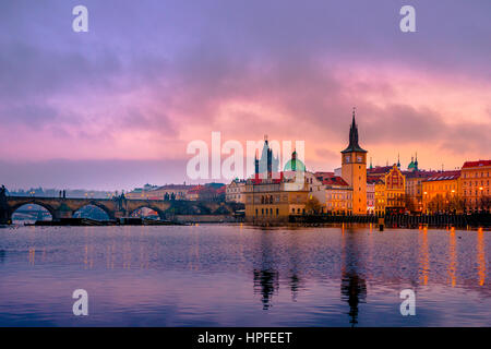 Prague, le Pont Charles, La Tour Du Pont, sunrise, centre historique, Prague, la Bohême, République Tchèque Banque D'Images