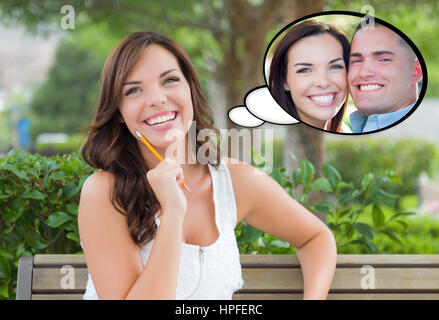 Jeune femme sérieuse avec elle-même et beau jeune homme à l'intérieur de bulle de pensée. Banque D'Images